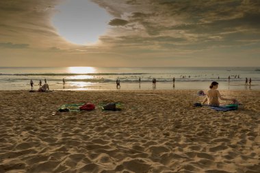 Sahilde gün batımı