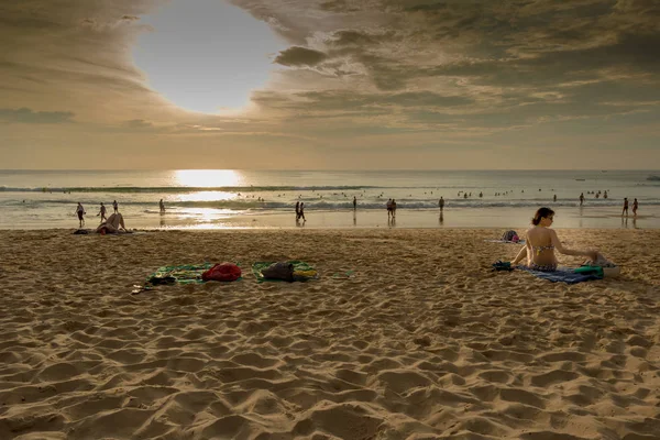 Sahilde gün batımı