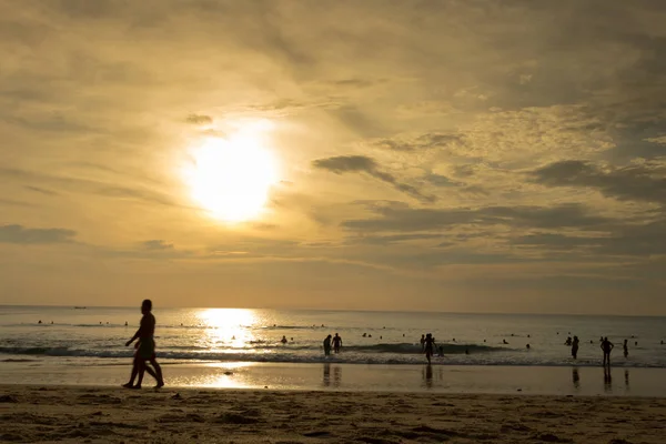 Puesta de sol en la playa — Foto de Stock