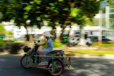 bir adam bir motosiklet üzerinde
