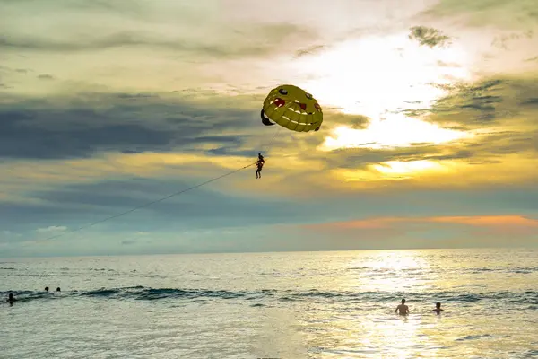Paraquedistas no céu — Fotografia de Stock