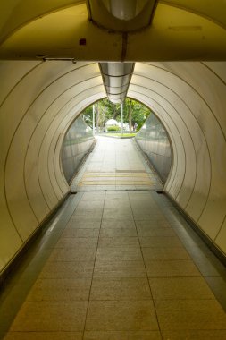 Altgeçit altında Singapur işlek cadde