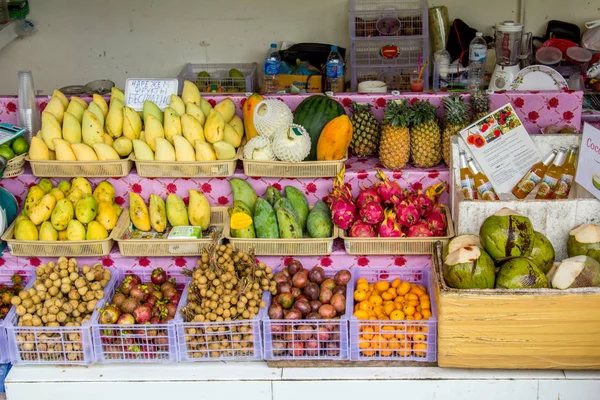 Straat winkel met fruit — Stockfoto