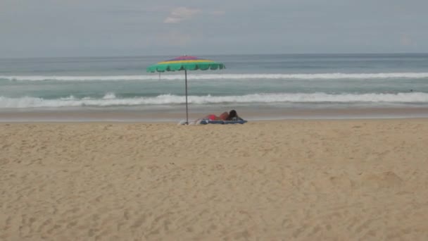 海滩上的女孩 — 图库视频影像