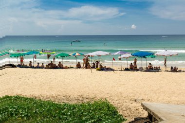 Plaj boyunca duygusal yürüyüş