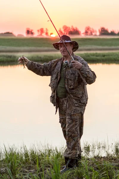 Chasseur de brochet sur la rivière — Photo