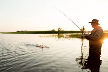 Pike avcı Nehri üzerinde