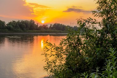 Nehirde gün batımı