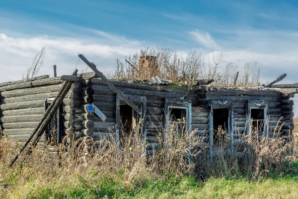 Burned wooden house — Stock Photo, Image