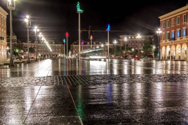 Parlayan kauçuk heykeller