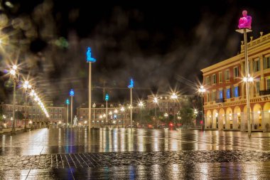 Parlayan kauçuk heykeller