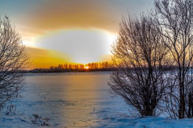 Şafak nehrin taşkın yatağının üzerinde