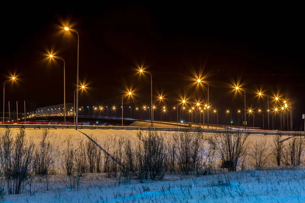 Straße zur Brücke — Stockfoto