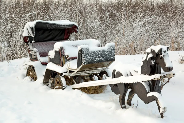 O carro na neve — Fotografia de Stock