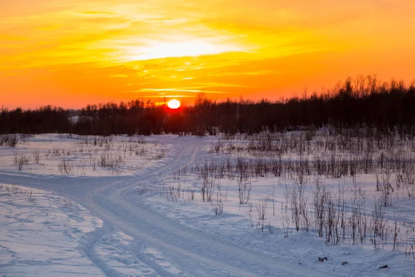Zachód słońca nad droga zima — Zdjęcie stockowe