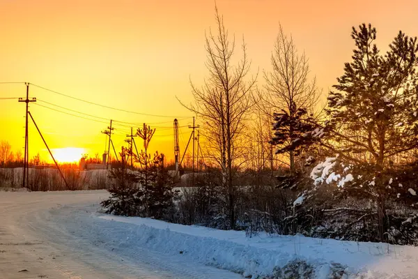 Puesta de sol sobre el camino de invierno —  Fotos de Stock