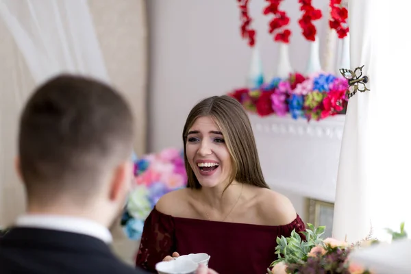 Jovem casal apaixonado — Fotografia de Stock