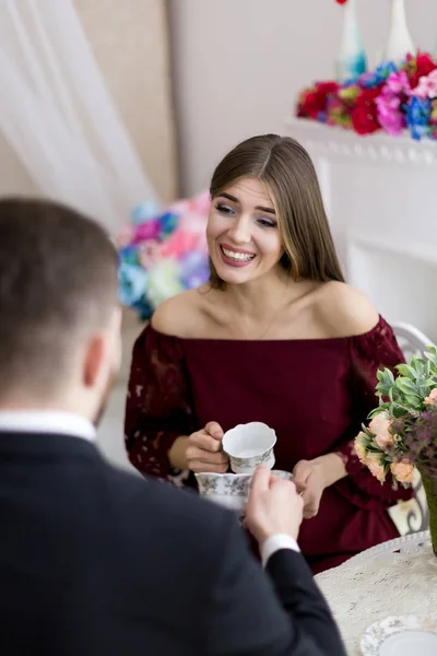 Pareja joven enamorada — Foto de Stock