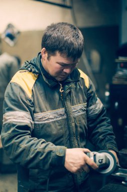 Auto makinist iş başında