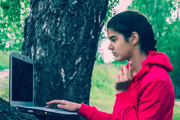 Tyttö tietokoneen kanssa — kuvapankkivalokuva