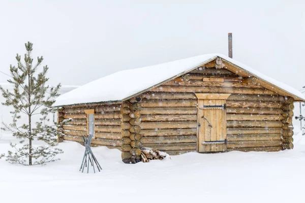 Posiekane drewnianej chatce — Zdjęcie stockowe