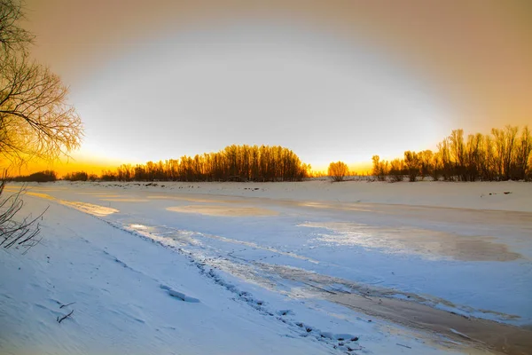 Alba sulla pianura alluvionale del fiume — Foto Stock