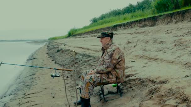 Fiskare Vid Floden Fiskaren Klockor Spinning Inställd Trä Ragouts Älvstranden — Stockvideo