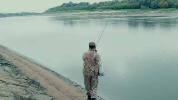 Girando Sul Fiume Pescatore Lancia Filatura Cablaggio Piedi Sulla Riva — Video Stock