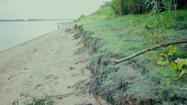 Girando Rio Longe Pescador Muda Lugar Captura — Vídeo de Stock