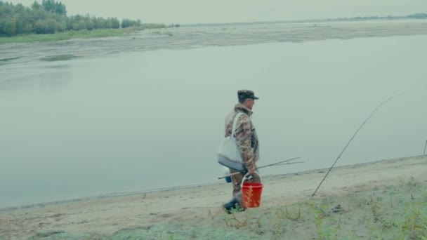 Pescador Estrada Plano Geral Pescador Caminhando Longo Margem Rio — Vídeo de Stock