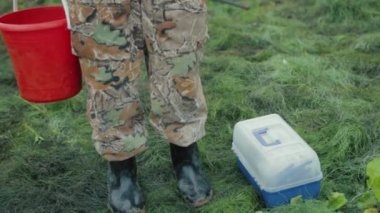 Bir balıkçının bacak siyah çizmeler Boots statik yakın çekim bacaklar