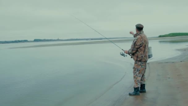 Nehirde Balıkçı Iplik Eğirme Atar Kablolama Ayakta Bir Mavna Çerçevede — Stok video