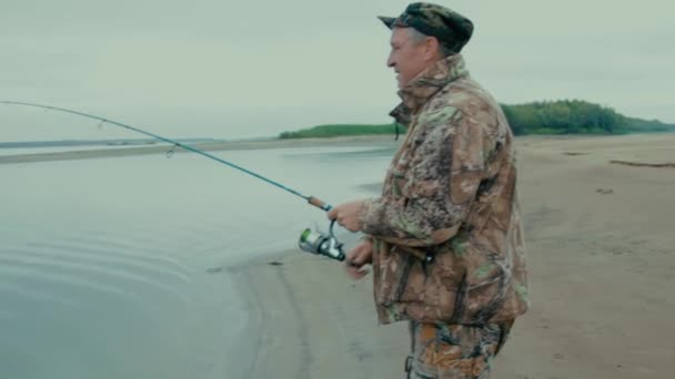 Pescador Com Uma Captura Pescador Pegou Grande Lúcio Fiação — Vídeo de Stock