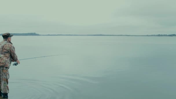 Рыбак Сигаретой Рыбак Сапогах Упал Воду Выбросил Спиннинг Далеко Реку — стоковое видео
