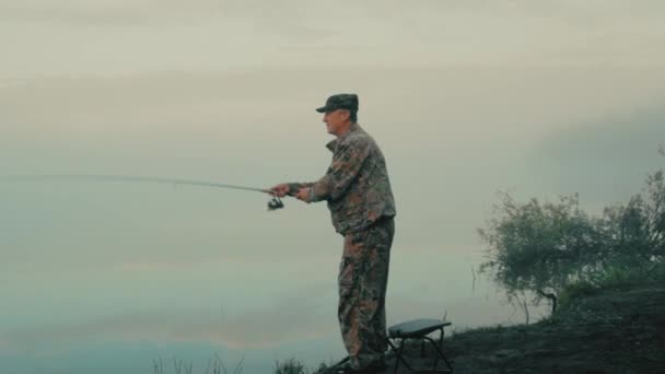 Girando Pesca Retrato Cuerpo Entero Del Pescador Cerrando Cableado Giratorio — Vídeo de stock