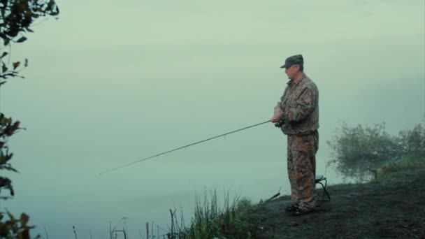 Spinning Pesca Retrato Crescimento Pescador Fazendo Fiação Perto Uma Cadeira — Vídeo de Stock