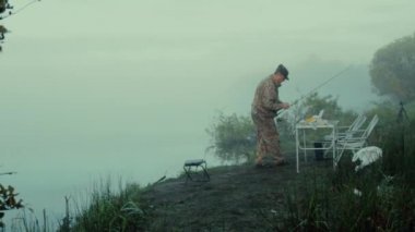 Balıkçı kaşık-yem büyüme portresini balıkçı bir panorama ile soldan sağa kaşık-yem balık masa etrafında değişen değiştirir