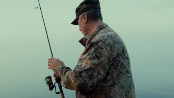 Рыбак Бросает Спиннинг Середине Броска Вращения — стоковое видео