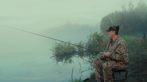 Pescador Con Spinning Plan General Del Pescador Sentado Una Silla — Vídeo de stock