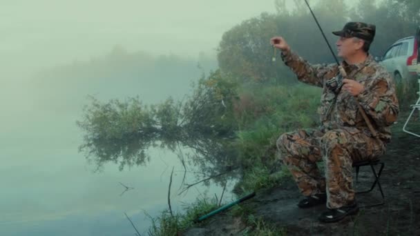 Pescador Con Spinning Plan General Del Pescador Sentado Una Silla — Vídeo de stock