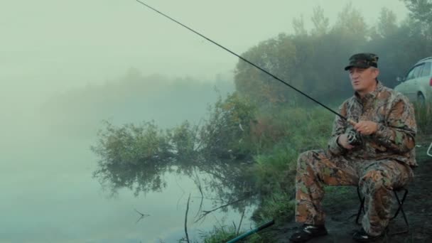 Pescador Com Fiação Plano Geral Pescador Sentado Uma Cadeira Espalhando — Vídeo de Stock