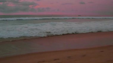 Sahilde Sunset akşam gün batımına Karon Beach Phuket, Tayland  
