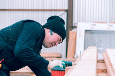 Bir tornavida ile Oluşturucu