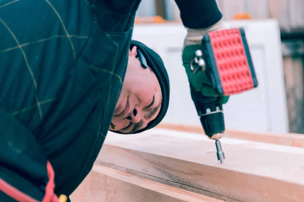 De bouwer met een schroevendraaier — Stockfoto