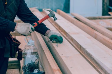 Oluşturucu bir çekiç ile