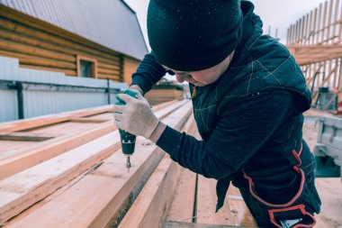 Bir tornavida ile Oluşturucu