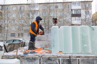 İşçi, buz panelini benzin testeresiyle kesti