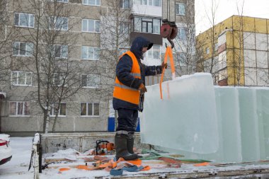 Boşaltma buz blokları, yükleyici portresi