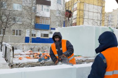 İşçi, buz panelini benzin testeresiyle kesti