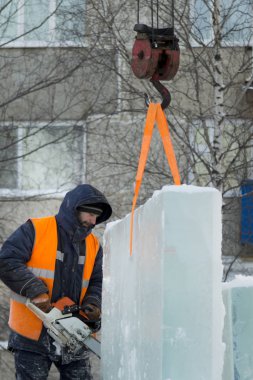 İşçi, buz panelini benzin testeresiyle kesti